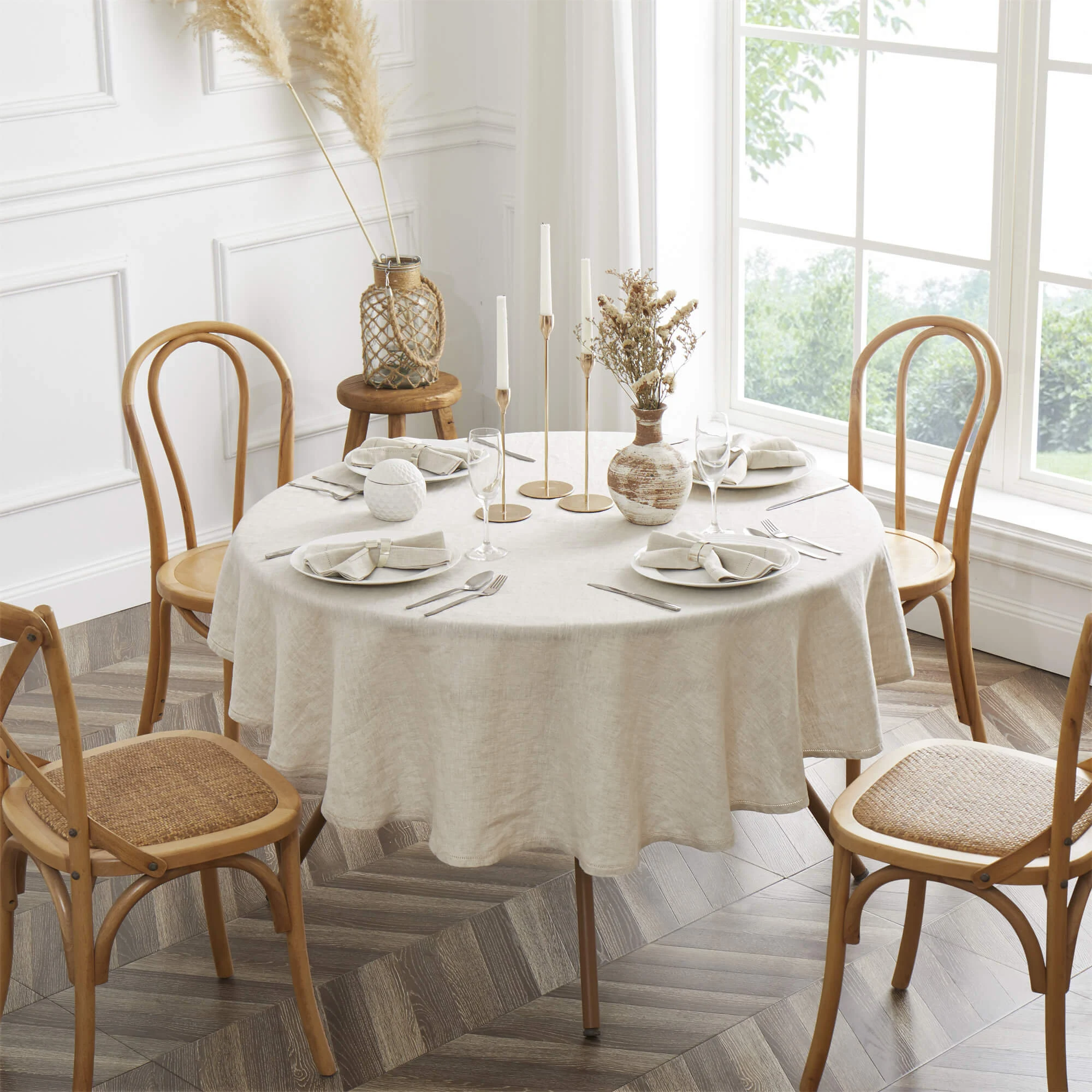 How to Decorate a Round Dining Table