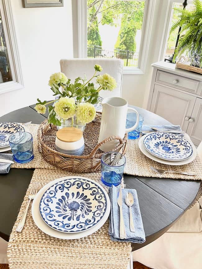 How to Decorate a Round Dining Table